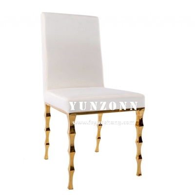 Ghế tiệc xếp chồng bằng nhung đen thanh lịch với chân tre