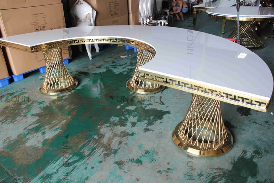 Cơ sở eo nhỏ Bàn MDF Mặt trên Mặt trăng Bộ bàn ăn Khung thép không gỉ cho sự kiện đám cưới