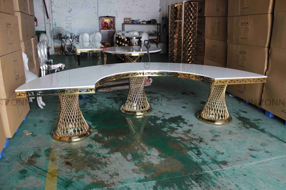 Cơ sở eo nhỏ Bàn MDF Mặt trên Mặt trăng Bộ bàn ăn Khung thép không gỉ cho sự kiện đám cưới