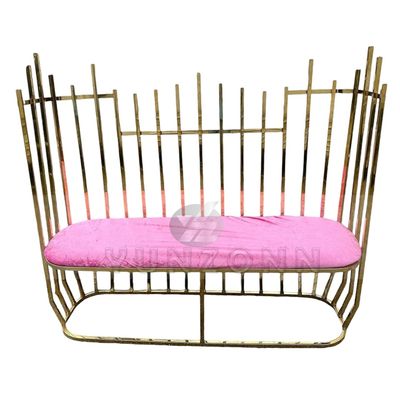 Ghế tình yêu lưng cao kiểu Hoàng gia sang trọng với đinh tán vàng - Ghế sofa cưới Chesterfield hiện đại